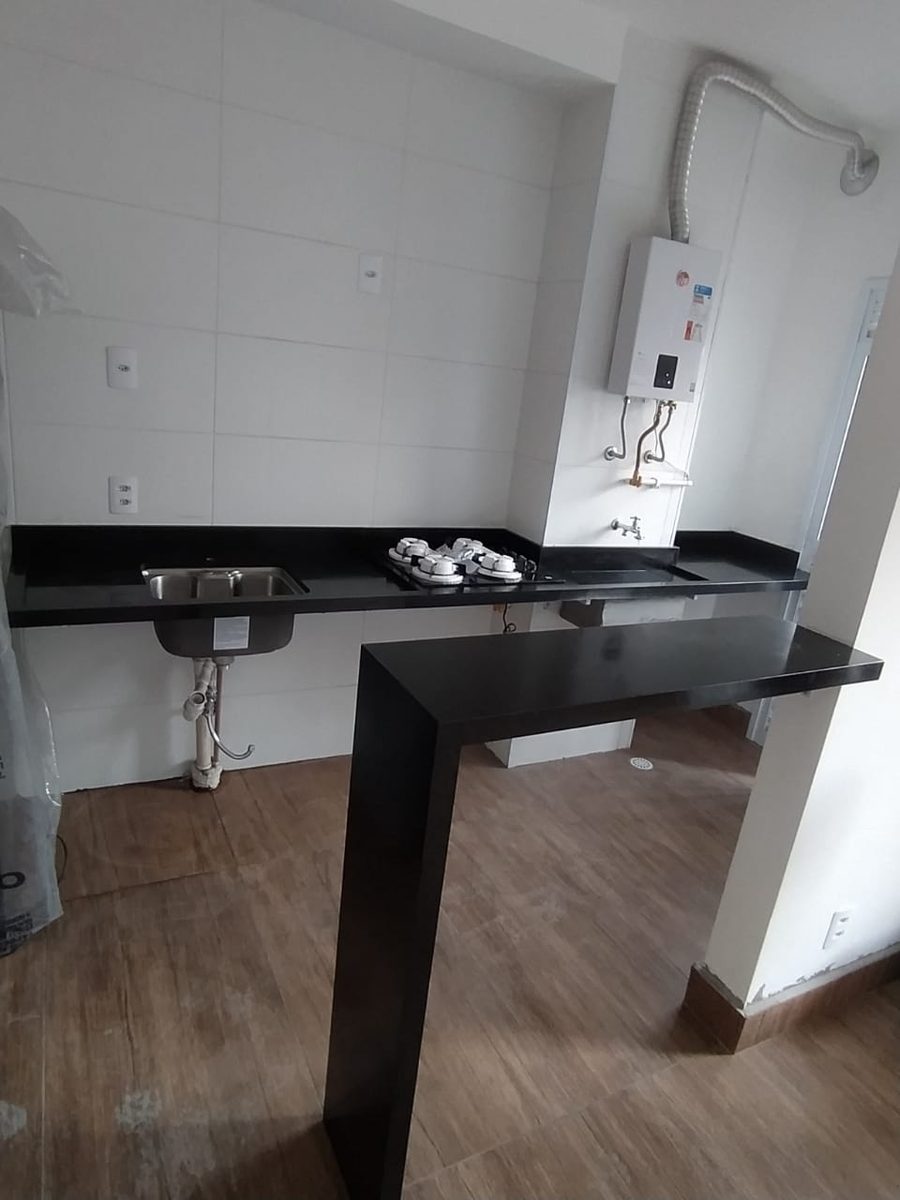 Bancada em granito preto com cuba, cooktop e apoio lateral