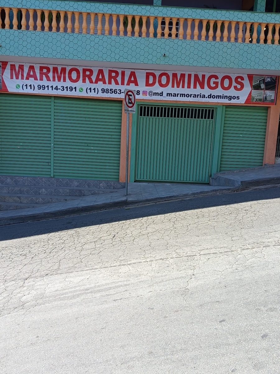 Fachada da Marmoraria Domingos, com placa e portas verdes na R. José Gurjão Cotrim