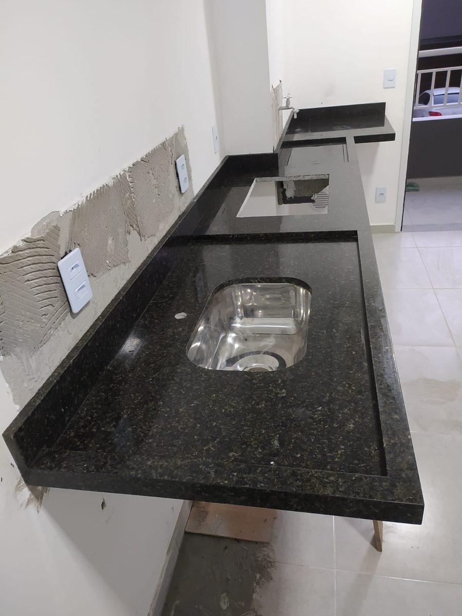 Pia em granito preto com cuba de inox embutida